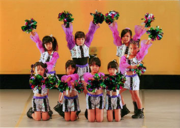 チアダンスはポンポンを持ってPOMダンス、ジャズダンス、HIPHOPを織り交ぜたダンスです